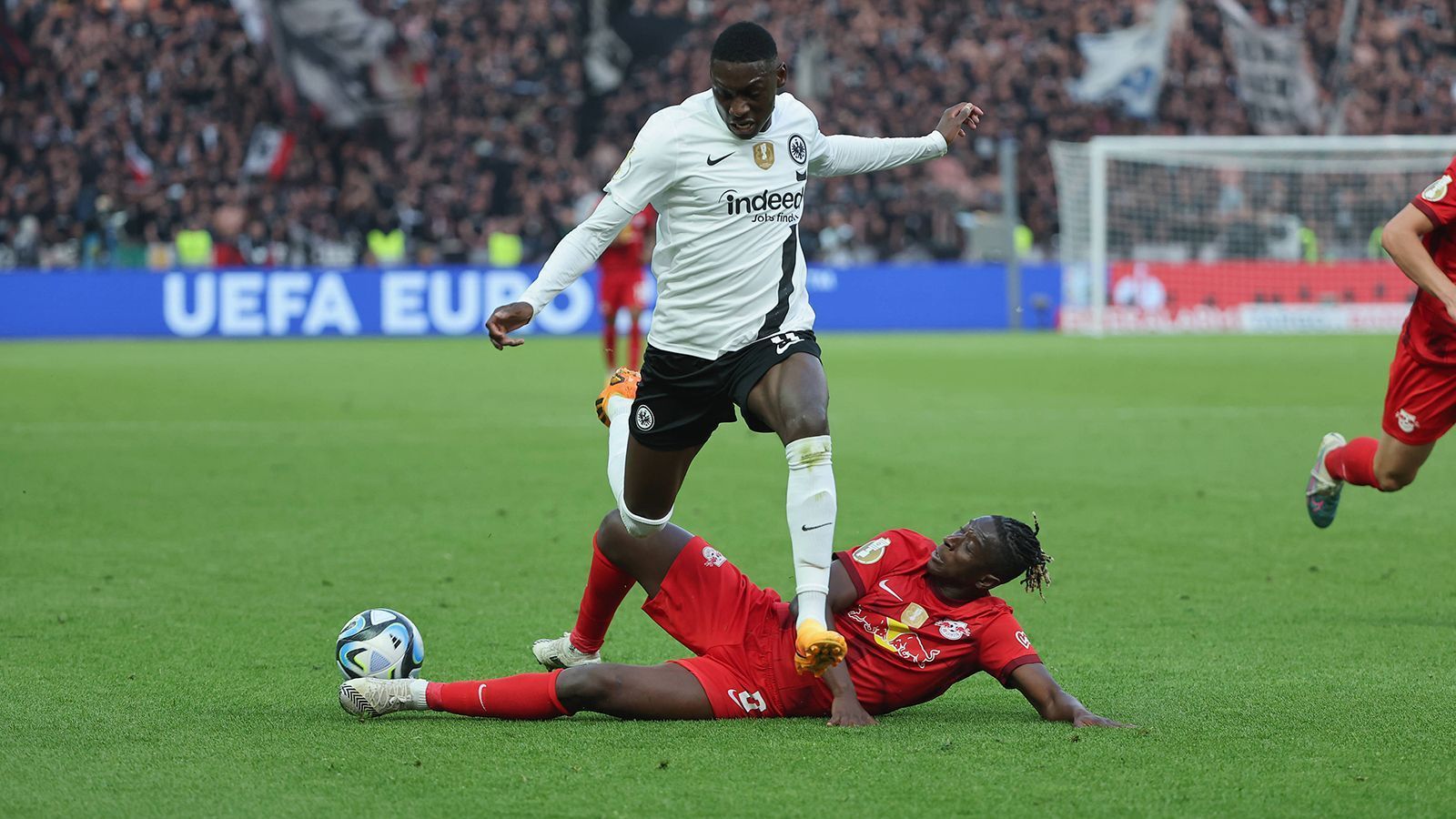 
                <strong>Randal Kolo Muani (Eintracht Frankfurt) </strong><br>
                Klaut in der 16. Minute clever Orban den Ball, trifft aber nur das Außennetz. Ständiger Unruheherd in der Leipziger Defensive. Er trifft kurz vor der Pause abermals das Außennetz und ist nach einem tollen Götze-Pass von in der 59. Minute nicht egoistisch genug. Liefert in der 64. Minute eine spektakuläre Ablage auf Götze, der nur knapp scheitert. ran-Note: 3
              