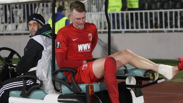 
                <strong>Jan-Ingwer Callsen-Bracker (FC Augsburg)</strong><br>
                Jan-Ingwer Callsen-Bracker (FC Augsburg): Während die Kollegen nach einem Last-Minute-Sieg bei Partizan Belgrad das Erreichen der Zwischenrunde in der Europa League feierten, hatte Callsen-Bracker ganz andere Sorgen. Er erlitt in Serbien eine schwere Sprunggelenksverletzung. Daher ist fraglich, ob der Verteidiger bis Ende August wieder fit wird.
              