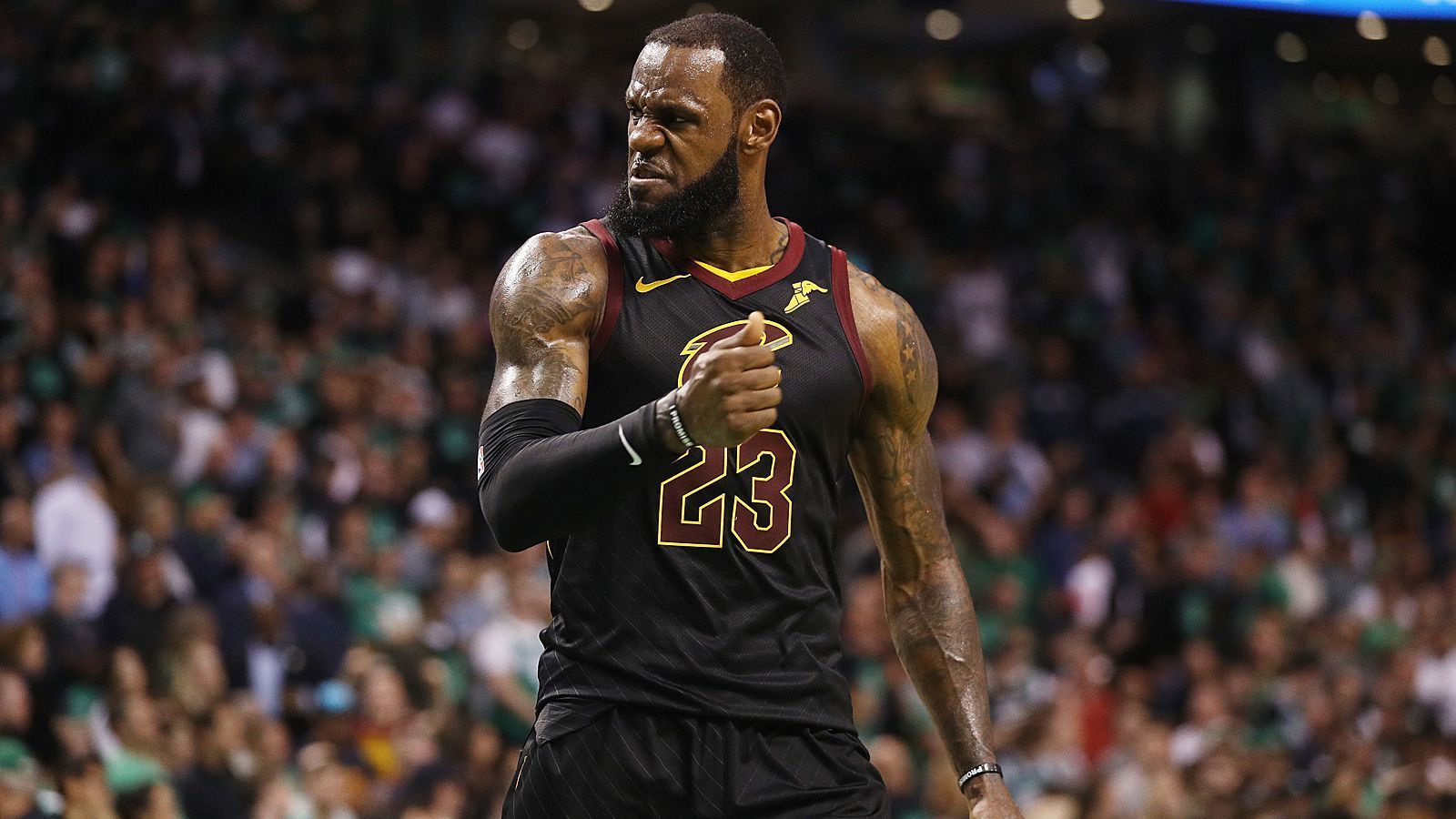 
                <strong>King of the East</strong><br>
                LeBron James hat es wieder getan! Der Superstar hat seine Cleveland Cavaliers im entscheidenden siebten Spiel der Conference Finals gegen die Boston Celtics auf seine Schultern genommen und mit 35 Punkten, 15 Rebounds und neun Assists in die NBA Finals geführt. Superlative scheinen momentan kaum noch auszureichen, um die Leistungen des 33-Jährigen zu beschreiben. In den USA wird immer mehr diskutiert, ob James sein Idol Michael Jordan als besten Basketballer der NBA-Geschichte bereits abgelöst hat. ran.de zeigt euch, was den "King James" so besonders macht.
              