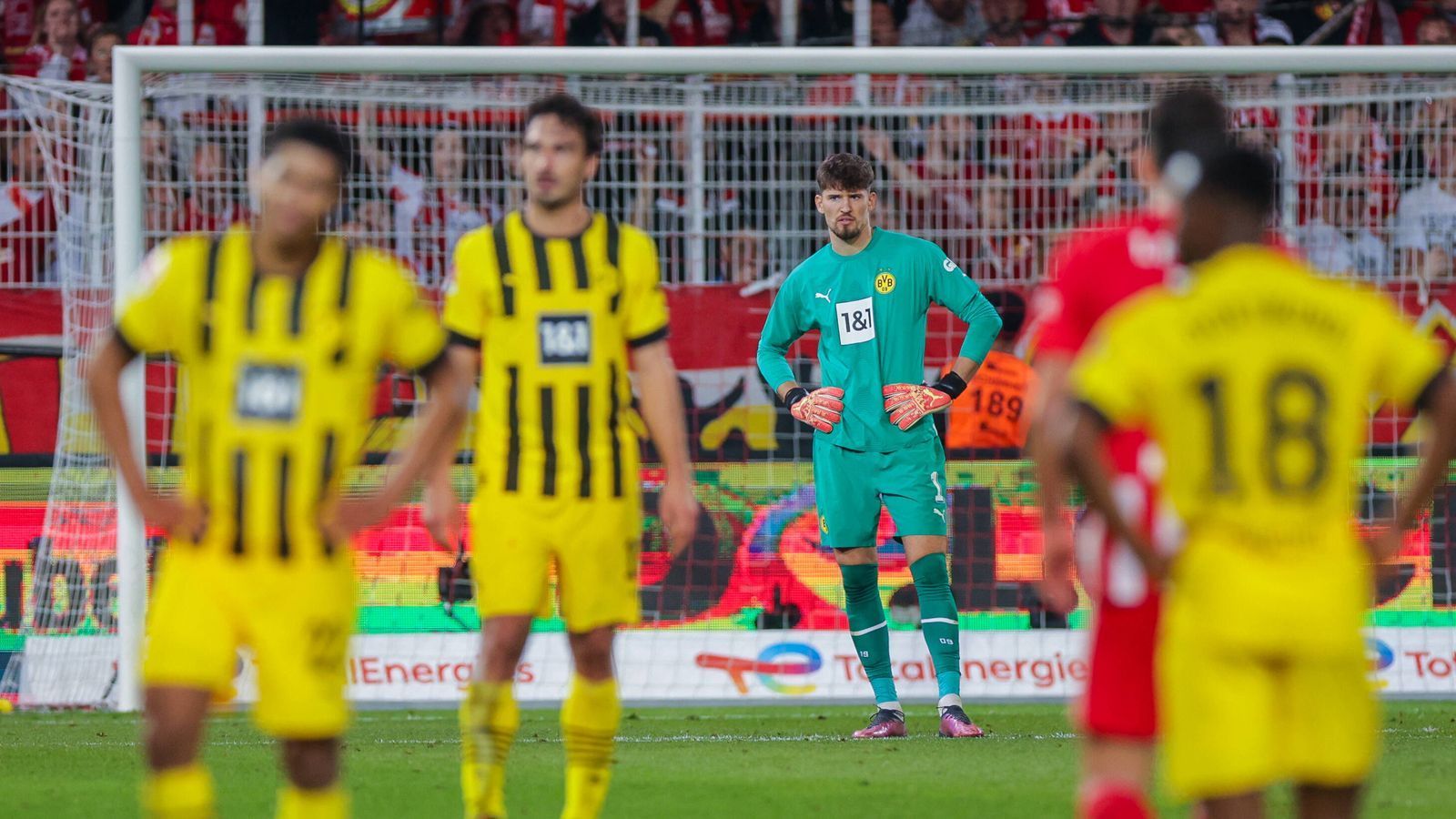 
                <strong>Keine Aufholjagd: Kobel & Co. beißen sich an den "Eisernen" die Zähne aus </strong><br>
                Zur Halbzeit liegt Borussia Dortmund 0:2 zurück, das ist auch das Endergebnis. Der BVB kommt gegen starke Unioner nie wirklich in die Partie und beißt sich an den "Eisernen" die Zähne aus.
              