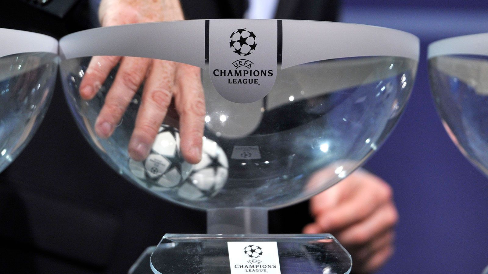 <strong>Champions League: Das wären Stand heute die Lostöpfe</strong><br>Die europäischen Ligen gehen in den Endspurt - und damit auch der Kampf um die Champions-League-Qualifikation. Ab der kommenden Saison gibt es einen neuen Modus. Die Mannschaften werden nicht wie bisher in verschiedene Gruppen unterteilt, sondern bilden eine gemeinsame Liga mit insgesamt acht Spieltagen. Jede Mannschaft hat vier Heim- und vier Auswärtsspiele zu bestreiten.&nbsp;