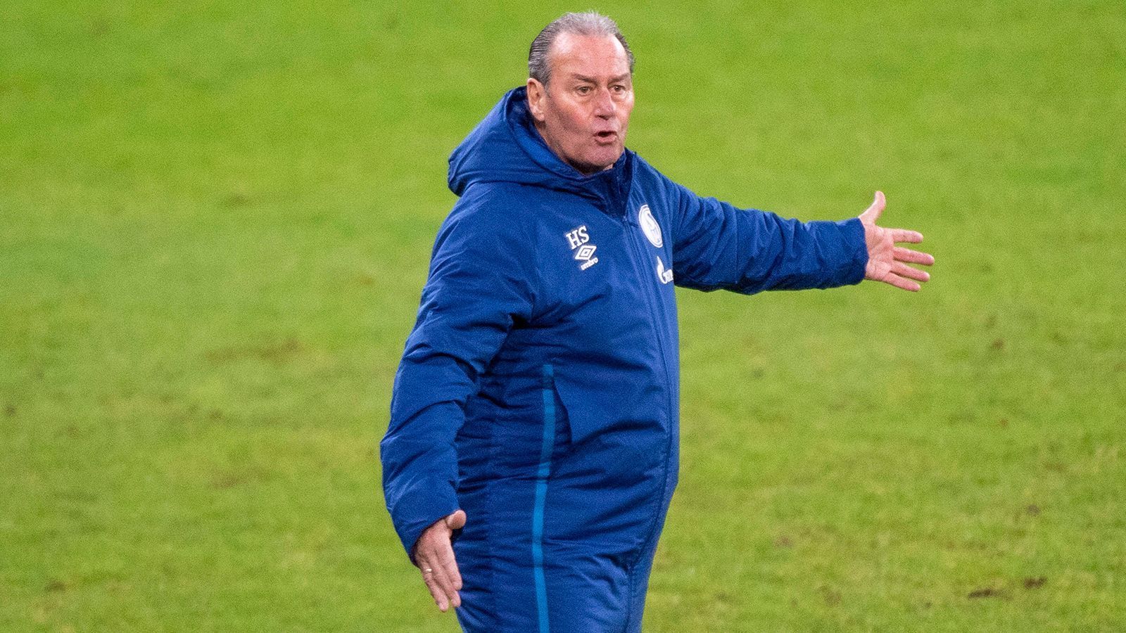 
                <strong>FC Schalke 04: Aktuell ohne Trainer</strong><br>
                Mit David Wagner startete S04 in die Saison. Schon am dritten Spieltag übernahm Manuel Baum. Und auch der musste nach dem 12. Bundesliga-Spiel wieder gehen. Kurzfristig sprang Huub Stevens (Foto) in die Bresche und übernahm für die letzten beiden Pflichtspiele des Jahres. Jetzt soll ein neuer Trainer vorgestellt werden. Übereinstimmenden Medienberichten zufolge soll der Ex-Stuttgart-Coach Christian Groß während der Feiertage unterschreiben und die Sieglos-Serie von 29 Bundesliga-Spielen im neuen Jahr endlich brechen.
              