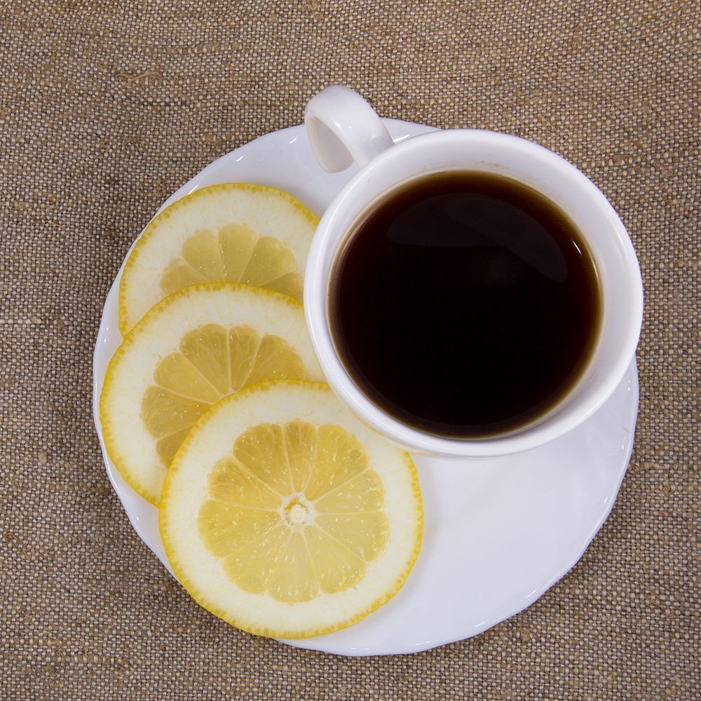 Gegen Kopfschmerzen hilft Espresso mit einem Schuss Zitronensaft hilft. Das Koffein steigert die Durchblutung im Gehirn. Es hemmt zudem einen Botenstoff, der im Hirn für die Weiterleitung des Schmerzes verantwortlich ist. 