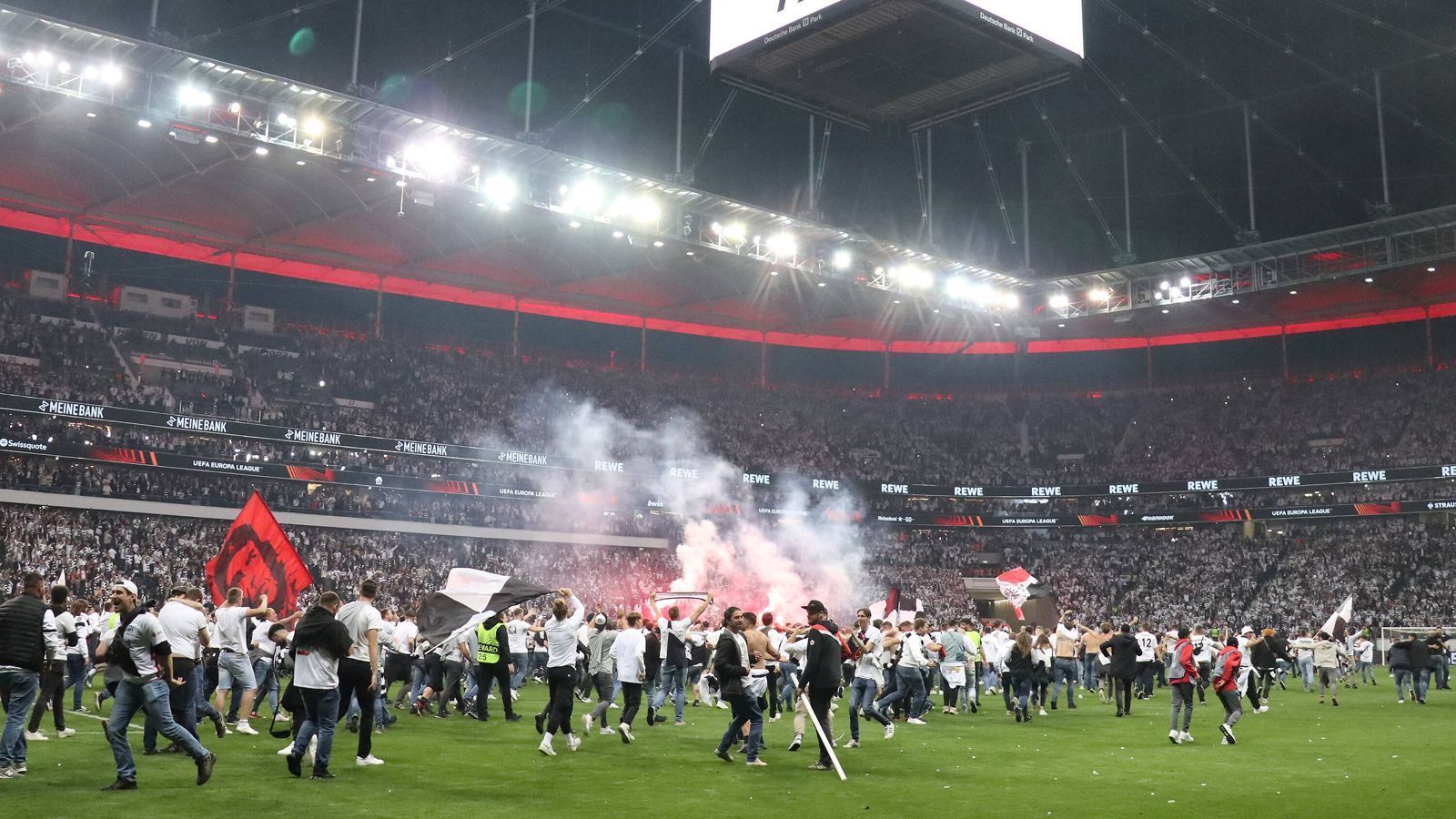 
                <strong>Platzsturm in Frankfurt: SGE-Fans gehen nach Finaleinzug gegen West Ham United steil</strong><br>
                
              