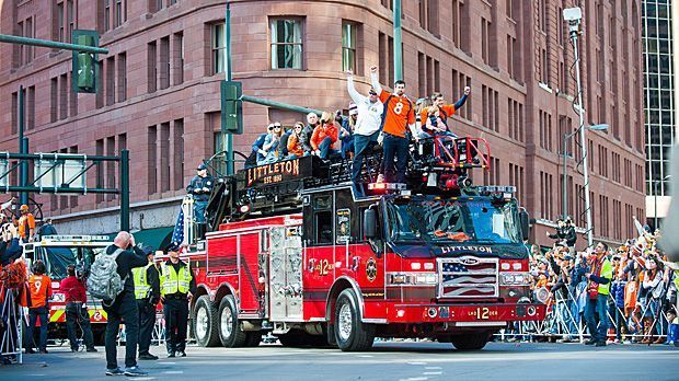 
                <strong>Sieger-Parade der Denver Broncos</strong><br>
                Und immer gut festhalten, Jungs!
              
