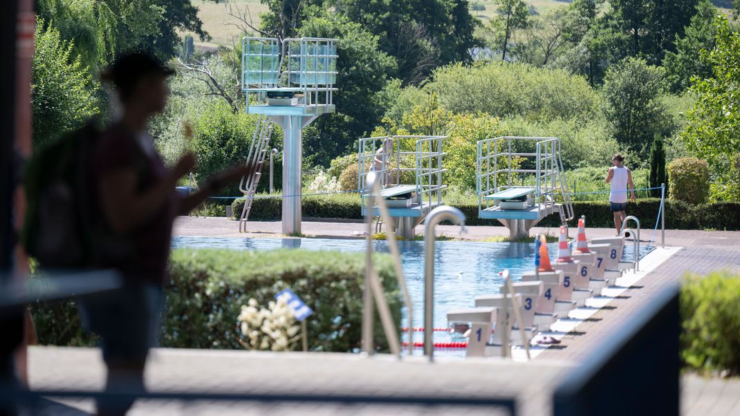 In einem Schwimmbad im hessischen Gelnhausen sollen Mädchen von mehreren Männern sexuell belästigt worden sein.