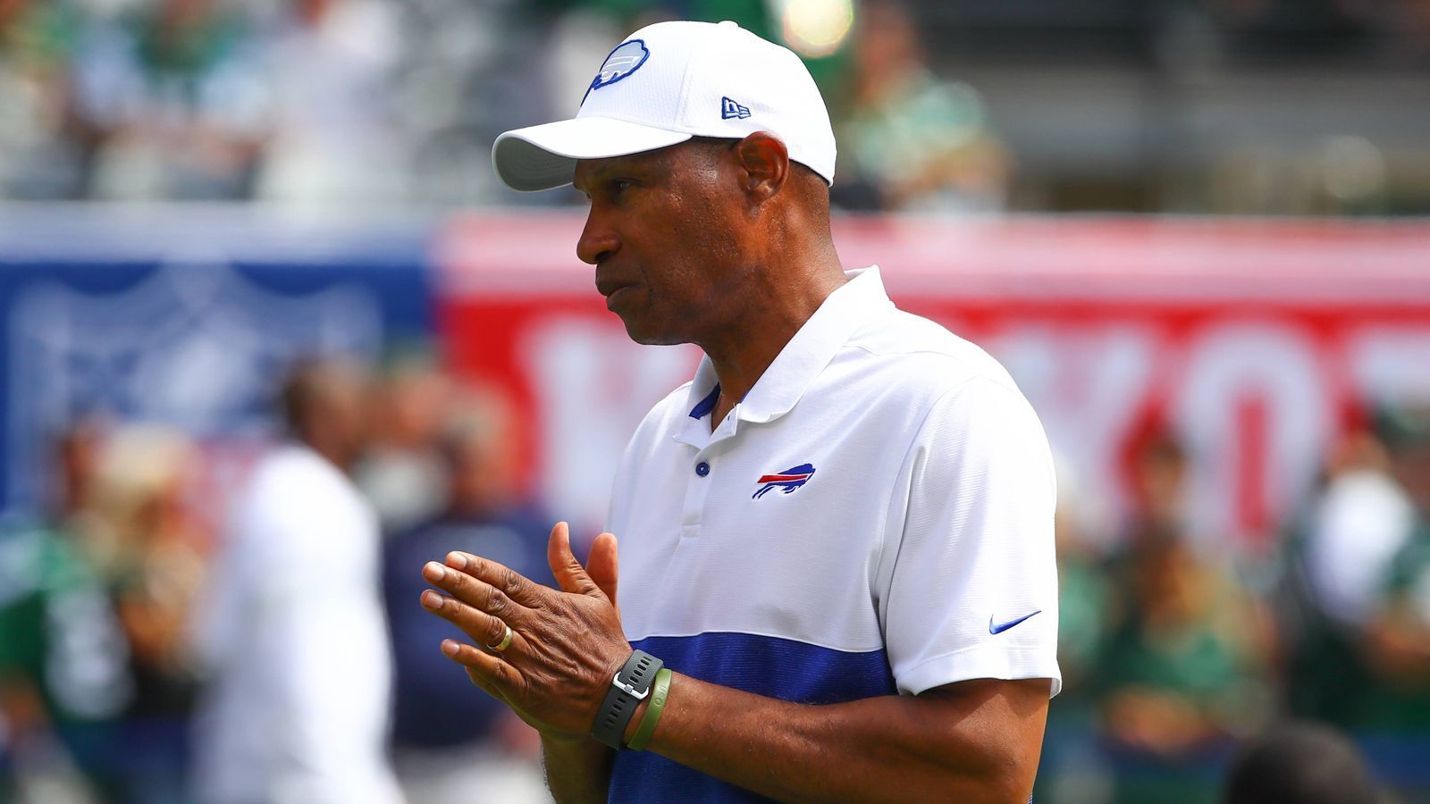 
                <strong>Leslie Frazier (Buffalo Bills)</strong><br>
                Der Defensive Coordinator der Bills war bereits von 2010 bis 2013 Head Coach der Minnesota Vikings, ehe er aufgrund von Erfolgslosigkeit entlassen wurde. Nach Aufenthalten in Tampa Bay und Baltimore kam er 2017 zu den Bills. Dort half er Head Coach Sean McDermott beim Rebuild und entwickelte eine der besseren Defenses in der NFL. Frazier legt viel Wert auf ein gutes Arbeitsklima und könnte im fortgeschrittenen Alter von 61 Jahren nochmal eine Chance als NFL Head Coach erhalten.
              