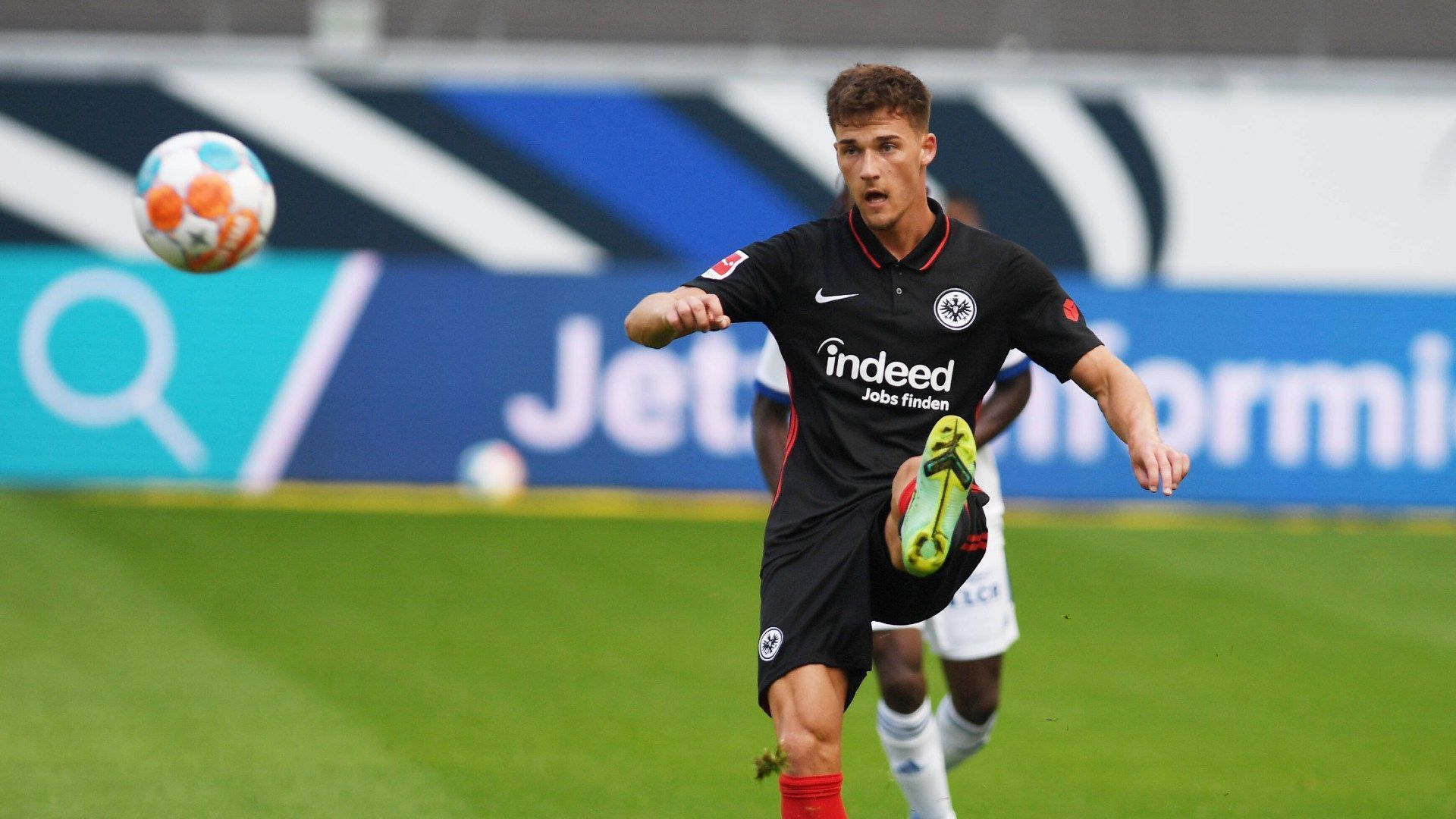 
                <strong>Ajdin Hrustic (Eintracht Frankfurt) </strong><br>
                Obwohl Ajdin Hrustic von Eintracht Frankfurt die kommenden Trainingstage aufgrund einer Corona-Infektion erstmal verpassen wird, konnte dieser in der bisherigen Vorbereitung einiges an Kredit bei Oliver Glasner sammeln. Eigentlich als Spielmacher ausgebildet, setzte ihn der neue Trainer in den Testspielen vermehrt auf der etwas defensiveren zweiten Sechser-Position ein, wo er aufblühte. Gegen Racing Straßburg gelangen ihm gleich zwei Treffer. Als ernsthafte Option für die Startelf erhielt er auch Lob vom Trainer: "Ajdin ist wahninnig ehrgeizig und versucht, die Sachen, die wir ihm an die Hand geben, bestmöglich umzusetzen", so Glasner. 
              