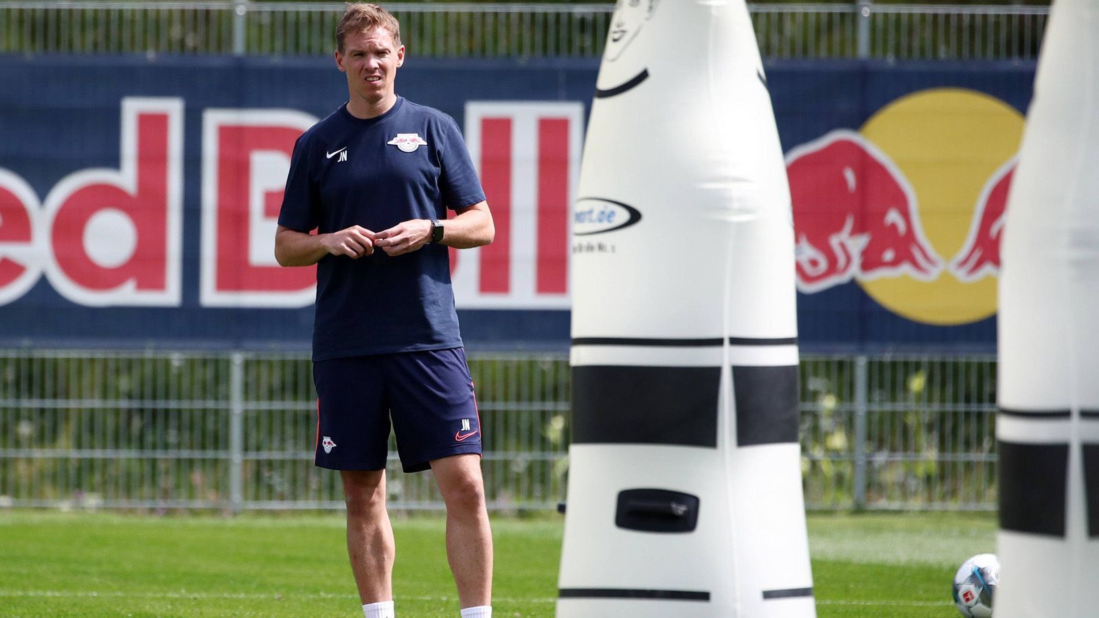 
                <strong>RB Leipzig</strong><br>
                Mit Julian Nagelsmann als neuem Chef in Leipzig, können sich die RB-Stars auch über gelockerte Handy-Regeln freuen. Der 32-Jährige hat das Handyverbot für seine Spieler aufgehoben, das Smartphone darf jetzt überall genutzt werden.
              