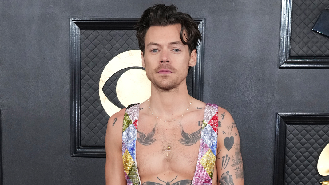 Harry Styles zählt wohl zu den heißesten Sängern! Nun kursieren Fotos von ihm in Badekleidung, die seine Fans ganz verrückt machen.