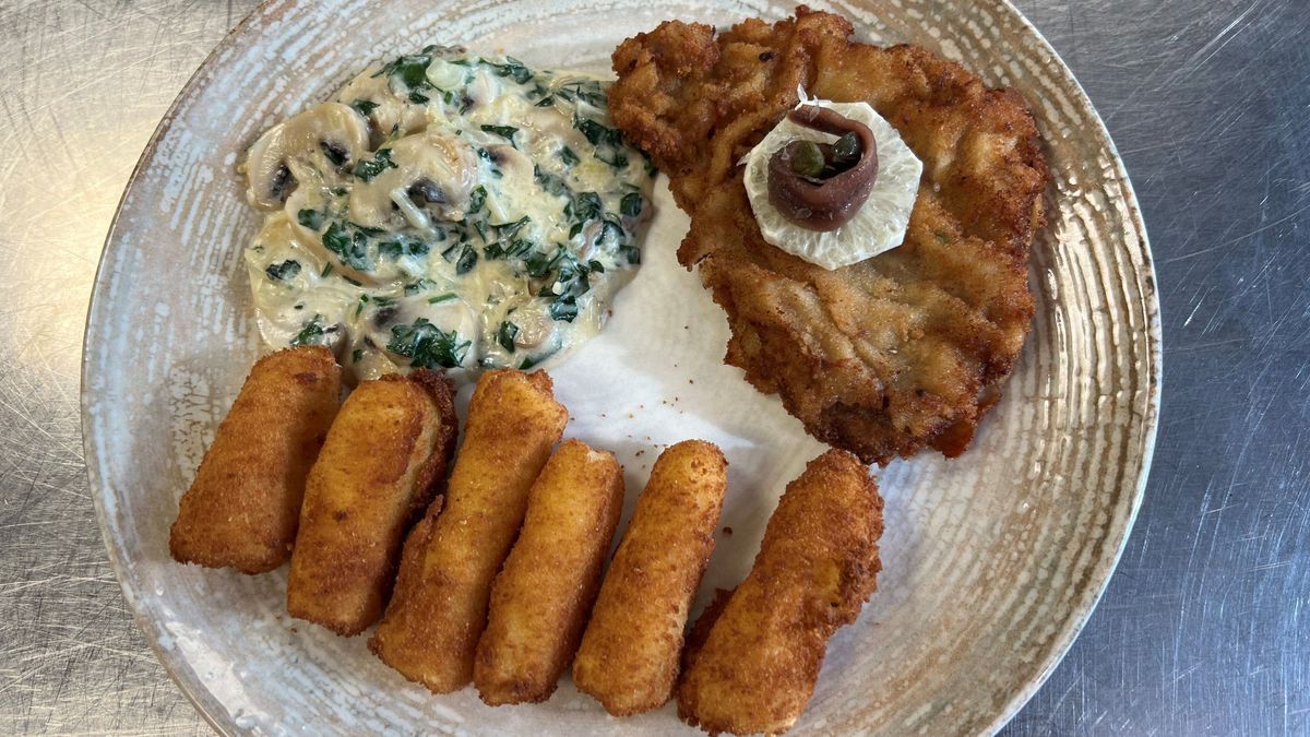 Wiener Schnitzel mit Blumenkohl, Kartoffelschnee und Sauce Hollandaise