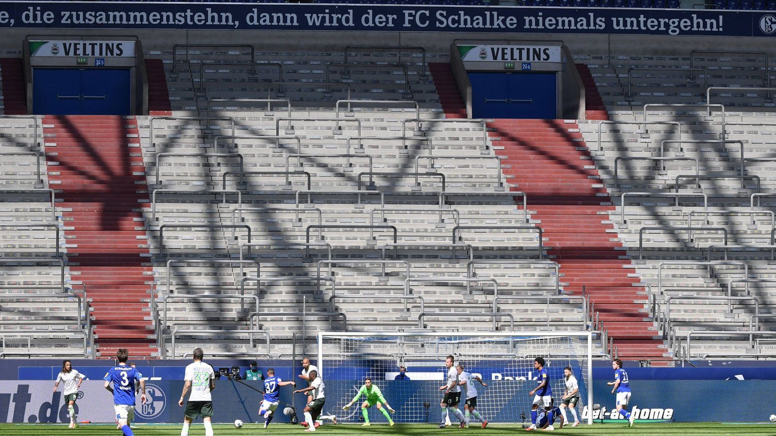 
                <strong>FC Schalke 04</strong><br>
                Stadion: Veltins-ArenaKapazität: 62.271Vorgehen: Dauerkartenverkauf ausgesetzt, zurzeit zieht der Verein kein Geld ein und will warten, bis Zuschauer wieder zurückkehren dürfen
              
