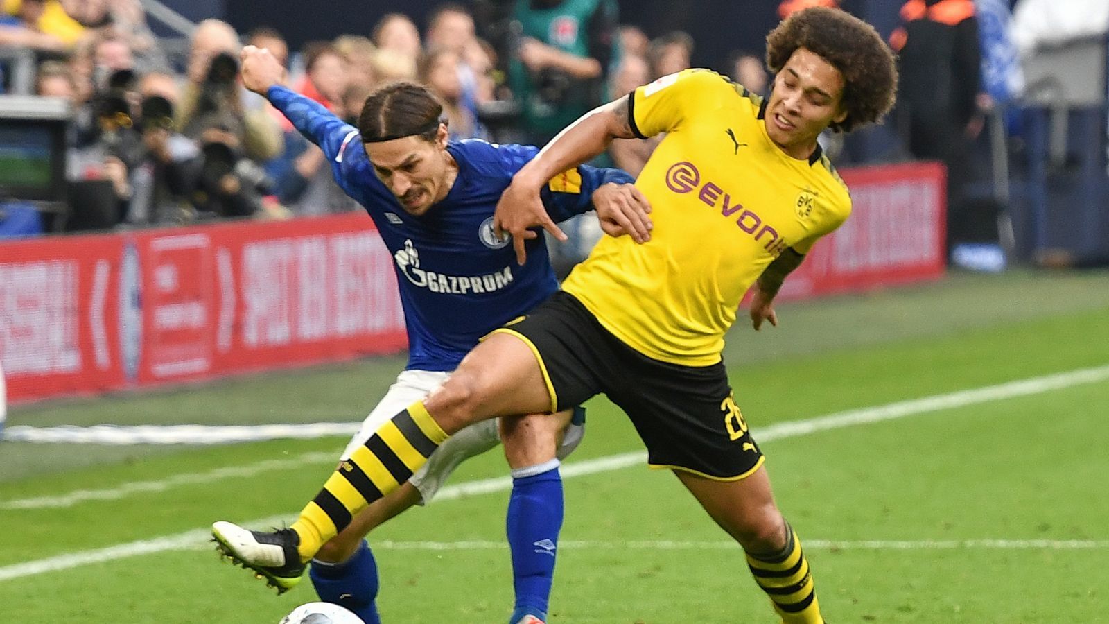 
                <strong>Axel Witsel (Borussia Dortmund)</strong><br>
                Wirkt fahrig, unkonzentriert, mitunter sind seine Fehler und Ballverluste haarsträubend und gefährlich. Ist in der zweiten Halbzeit nur leicht verbessert, unter dem Strich auch nach vorne nicht zwingend und zielstrebig genug. ran.de-Note: 5
              