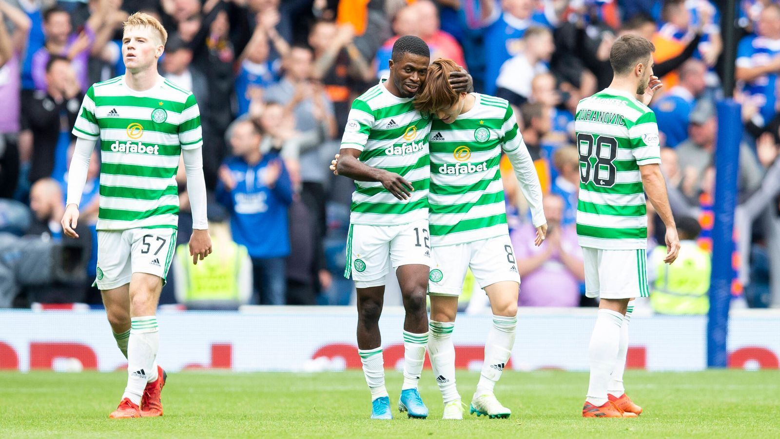 
                <strong>Celtic Glasgow: 6 Spiele, 9 Punkte, 16:4 Tore, Platz 6</strong><br>
                Zugegeben: Ganz so übel wie bei den anderen Beispielen sieht es bei Celtic Glasgow nicht aus. Doch in der Zweiklassengesellschaft der schottischen Premiership ist ein sechster Platz bei zwölf teilnehmenden Teams für einen Verein wie Celtic tatsächlich eine mittelschwere Katastrophe. Schuld daran ist ein Auftakt mit echtem Freak-Charakter: Celtics 16 Tore sind Ligabestwert, nur vier Gegentore ebenfalls. Doch für Celtic teilen sich die Treffer denkbar ungünstig auf: Drei Niederlagen hatte Celtic schon auf dem Konto, in der kompletten Vorsaison waren es vier. Unter anderem im Old Firm gegen die Glasgow Rangers setzte es ein 0:1 – ebenso wie zuletzt beim krassen Außenseiter Livingston FC. Und auch in der Europa League war am ersten Spieltag Real Betis beim 3:4 zu stark. Kein guter Auftakt für den neuen Trainer Ange Postecoglou. Für den 56-jährigen Australier ist Celtic die erste Trainerstation in Europa.
              