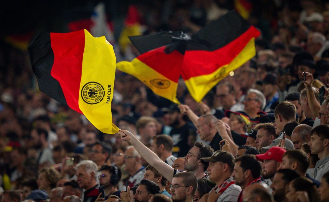 Die Europameisterschaft startet am 14. Juni 2024 mit dem Eröffnungsspiel in der Allianz Arena in München. Der Anstoß ist um 21 Uhr.&nbsp; Traditionsgemäß eröffnet das Gastgeberland die EM. So trifft im Eröffnungsspiel Deutschland in Gruppe A auf das Team aus Schottland