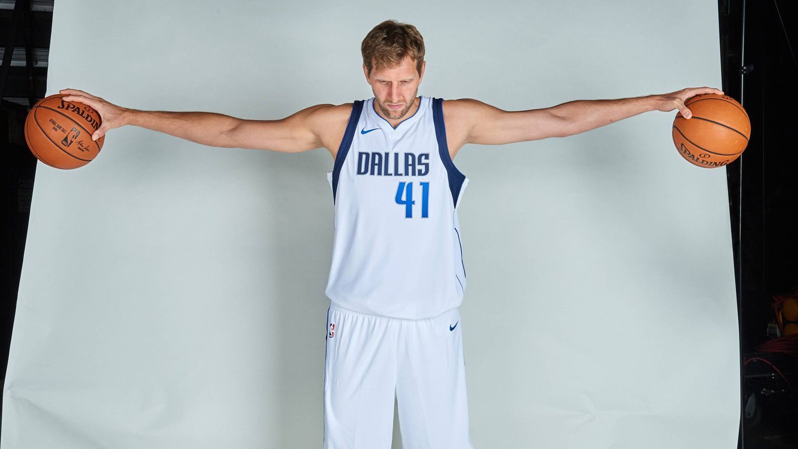 
                <strong>Dirk Nowitzki: Die Meilensteine seiner Karriere</strong><br>
                Immer wieder knackt Nowitzki neue Schallmauern. Am 24. März 2015 gelingt ihm der 10.000. Rebound. Als erster Spieler überhaupt kommt er auf 27.000 Punkte, 10.000 Rebounds, 1.000 Blocks und 1.000 verwandelten Drei-Punkte-Würfe.
              