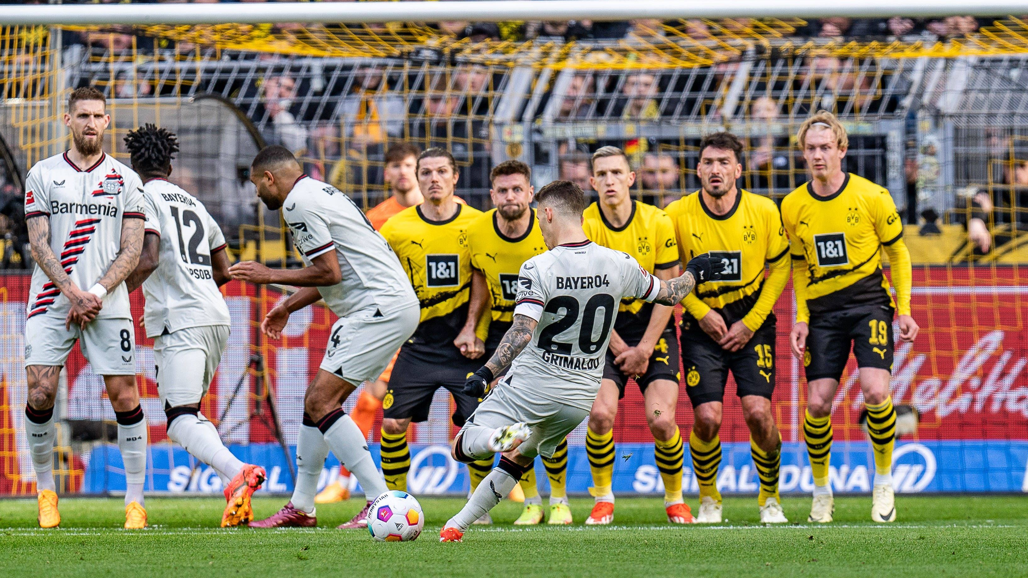 <strong>Borussia Dortmund gegen Bayer Leverkusen in der Einzelkritik</strong><br>Bayer Leverkusen bleibt auch nach dem 30. Bundesliga-Spieltag ungeschlagen. Der Meister ergattert durch ein spätes Tor beim 1:1 bei Borussia Dortmund einen Punkt. <em><strong>ran</strong></em> benotet die Spieler beider Teams.