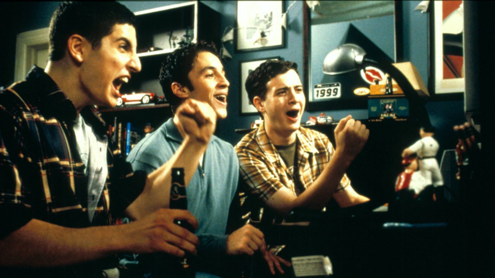 
                <strong>American Pie erobert die Kinos</strong><br>
                Jim, Kevin, Oz und Heimscheißer erobern mit dem ersten Teil von "American Pie" die Kinos. Millionen von Zuschauern, vor allem Jungs in der Pubertät, wollten den Film unbedingt sehen. Seitdem denken sie über Apfelkuchen anders als zuvor.
              