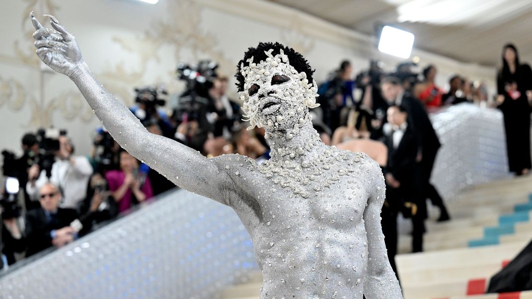 Lil Nas als kristallübersäte Choupette bei der Met Gala 2023