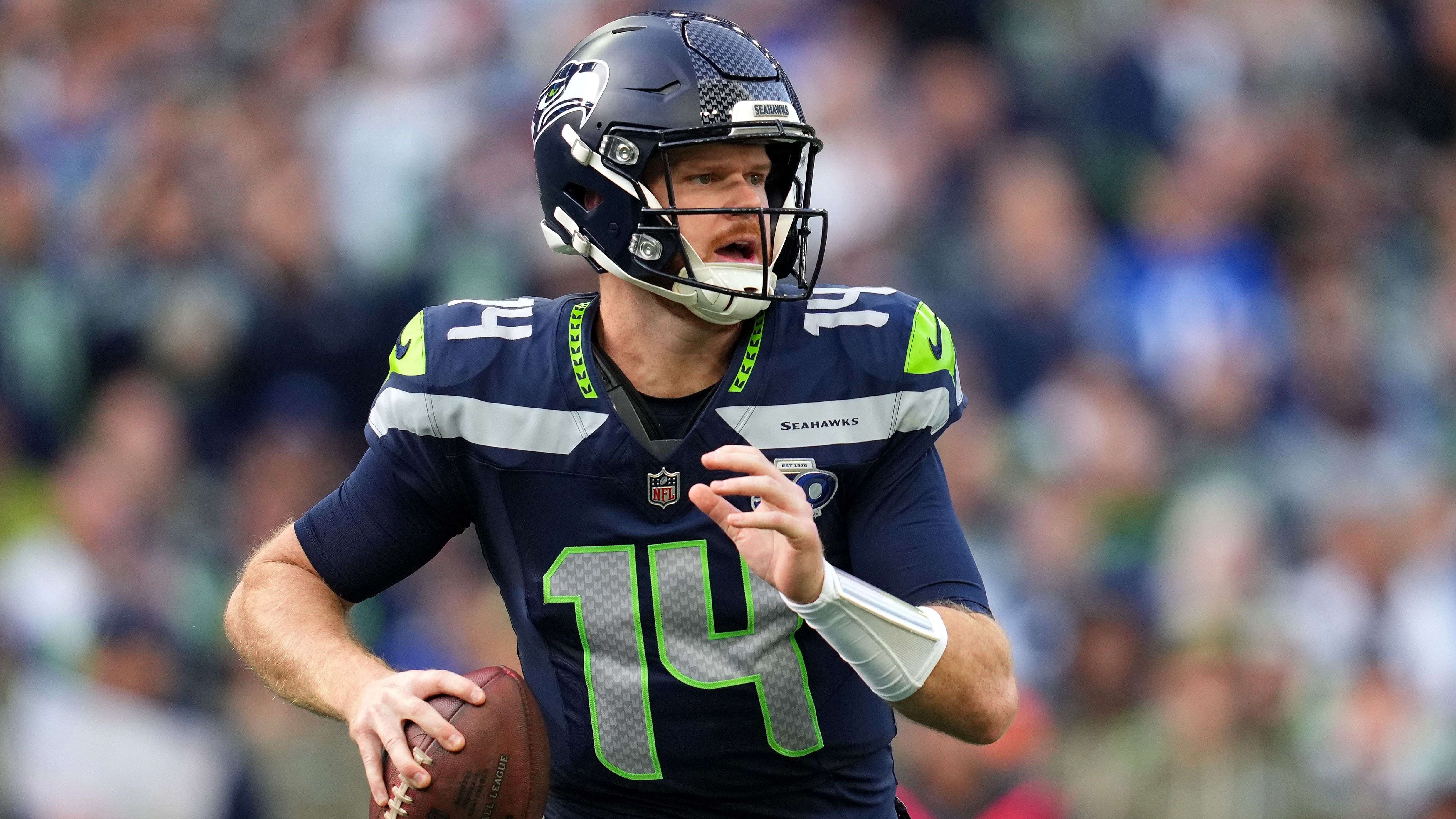 <strong>Platz 2: Sam Darnold (Seattle Seahawks)</strong><br>Auch wenn sich Sam Darnold beim Sieg über die Arizona Cardinals zurückhielt und nur zwölf Würfe auspackte, sind seine Zahlen aus den jüngsten beiden Spielen beeindruckend: Von 36 Pass-Versuchen kamen nur fünf nicht an. Da ist es zu verschmerzen, dass er in Week 10 nur einen Score durch die Luft beitrug und auch eine Interception sammelte. Schon jetzt lässt sich sagen: Die Seahawks haben mit seiner Verpflichtung alles richtig gemacht.