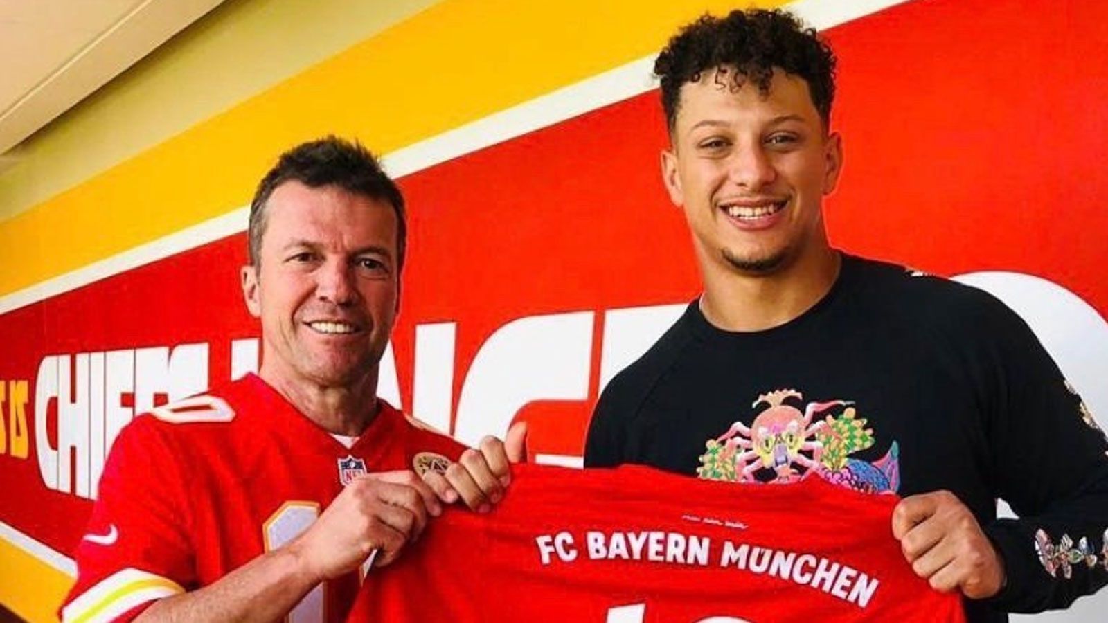 <strong>Lothar Matthäus (Kansas City Chiefs) </strong><br>
                Neben Rummenigge unterstützt noch ein weiterer prominenter Name aus der deutschen Fußballwelt Superstar Patrick Mahomes und Co.: Lothar Matthäus. Vor dem Endspiel der Saison 2019 postete der Rekord-Nationalspieler des DFB ein Foto mit dem Spielmacher seines Lieblingsteams.
