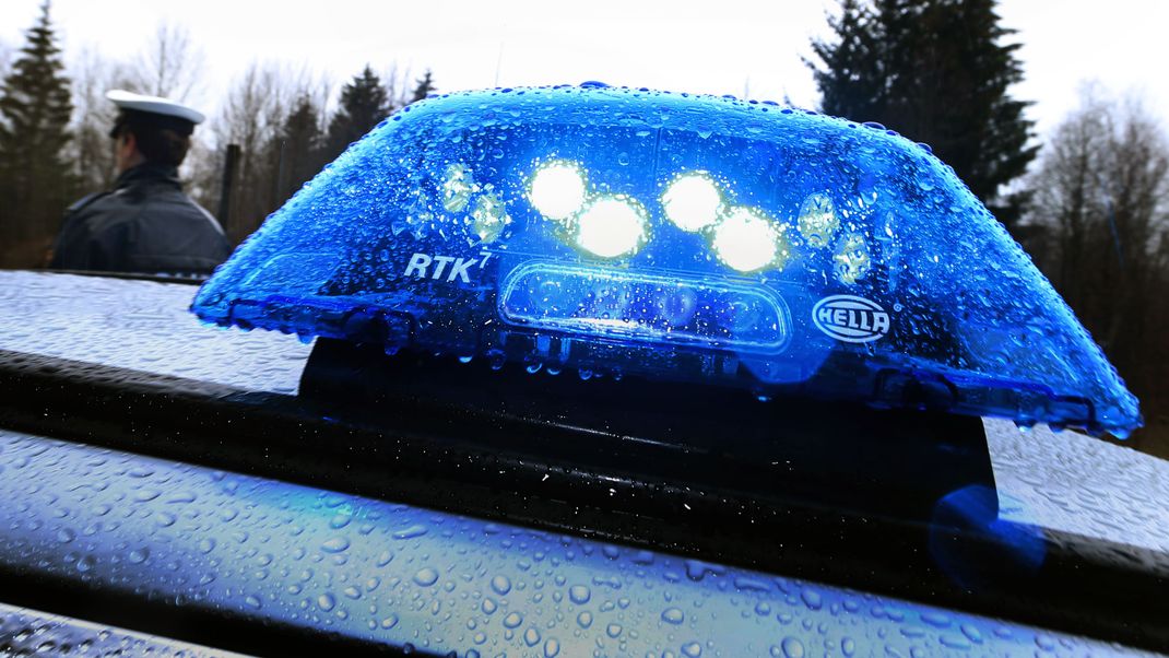 Polizist:innen feuerten auf österreichischer Seite auf einen Kastenwagen, in dem ein mutmaßlicher Schleuser zehn Flüchtlinge aus Syrien transportierte (Symbolbild).