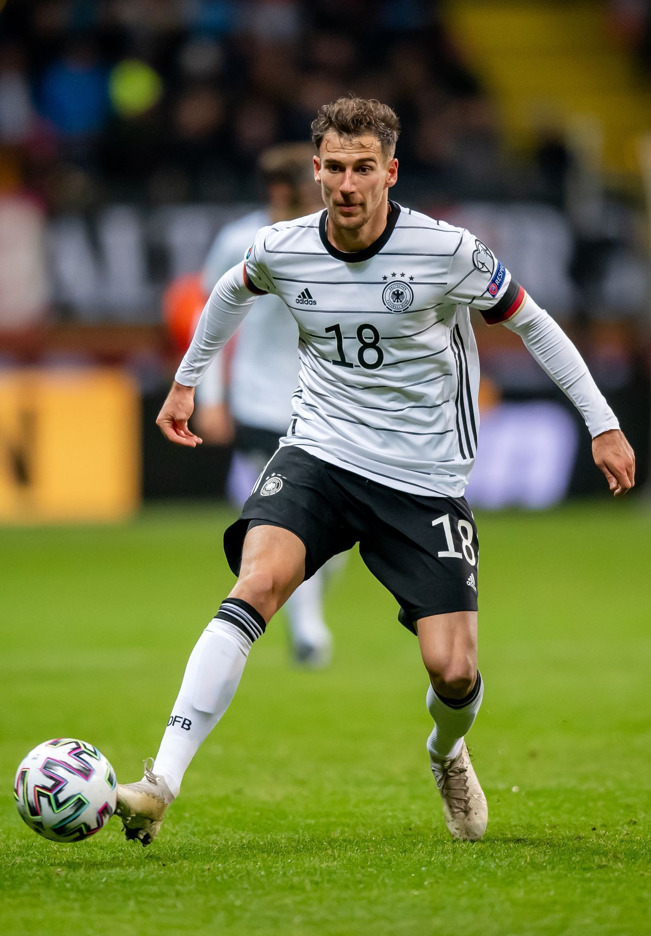 Auch das DFB-Team hat gespendet. Die Nationalmannschaft hat unter den Spielern 2,5 Millionen Euro für soziale Zwecke gesammelt. Auf der Seite wirhelfen.eu können sich Fans beteiligen. Leon Goretzka und Josua Kimmich haben eine eigene Initiative ins Leben gerufen. Unter wekickcorona.com kann man helfen und nach Hilfe fragen.