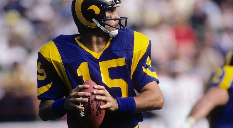 
                <strong>1980: Los Angeles Rams</strong><br>
                Auch den Rams gelingt bereits ein Erfolg in den Playoffs, ohne einen einzigen Touchdown zu erzielen. Im NFC Championship Game 1980 bezwingen sie die Tampa Bay Buccaneers mit 9:0 (drei Field Goals). Im anschließenden Super Bowl ziehen sie allerdings gegen die Pittsburgh Steelers mit 19:31 den Kürzeren.
              