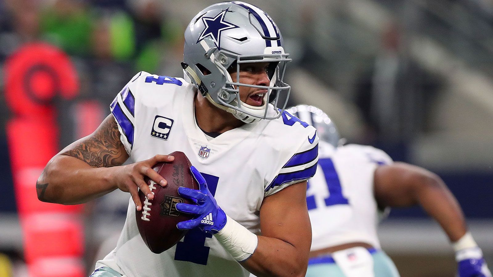 
                <strong>Dak Prescott</strong><br>
                Der Quarterback der Dallas Cowboys hat sicherlich einen der coolsten Spitznamen bekommen: "The Fortress" - "die Festung". Der geht zurück auf seine College-Zeit. Der Blog SaturdayDownSouth.com meinte zu dem Senior der Mississippi State University: "Er beschützt sein Team mit unerschütterlicher Kraft in der Offensive und widersteht auch den besten Versuchen des Gegners, ihn zu besiegen."
              