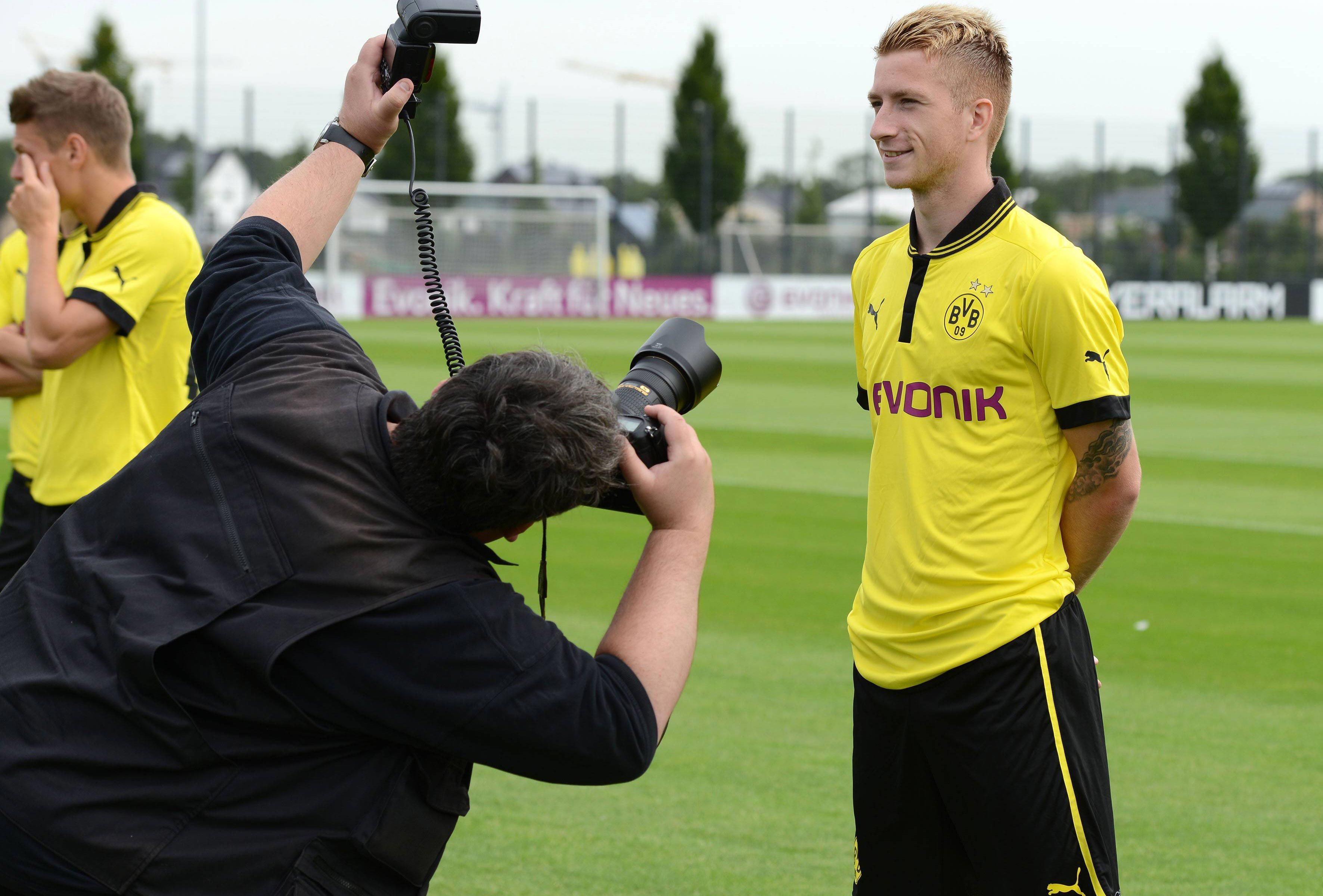 
                <strong>2012: Wechsel zum BVB</strong><br>
                Im Sommer 2012 wechselte Marco Reus für rund 17 Millionen Euro aus Gladbach zum BVB. In den beiden Spielzeiten zuvor konnten die Borussen zwei Mal die deutsche Meisterschaft feiern. Seit Reus das schwarz-gelbe Trikot trägt, konnte man diesen Titel nicht mehr holen ...
              