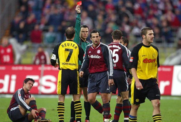 
                <strong>Bundesliga 02/03</strong><br>
                Schiedsrichter Michael Weiner zeigt Thorsten Frings die rote Karte. Da auch Jens Lehmann schon mit Rot vom Platz flog und Dortmund nicht mehr wechseln kann, kommt es zu einer kuriosen Szene ...
              