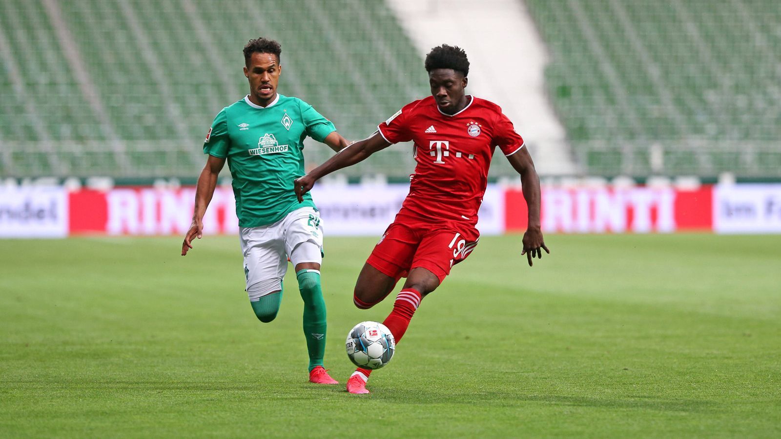 
                <strong>Alphonso Davies</strong><br>
                Dass Alaba mal einfach so nach innen rücken konnte, lag auch an ihm: Alphonso Davies. Als Flügelstürmer geholt, vertraute Flick dem 19-Jährigen die verantwortungsvolle Aufgabe hinten links zu. Und Davies lieferte ab, ab dem ersten Tag, auch auf der großen Bühne Champions League. Mit Lehrmeister Alaba an seiner Seite scheint der Weg zu einem der besten Außenverteidiger der Welt frei. Liebling der Bayern-Fans ist der Kanadier ohnehin schon.
              