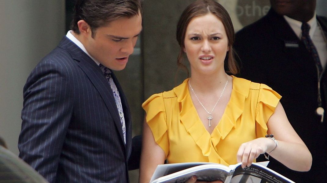 Sind den Schauspielern Ed Westwick und Leighton Meester etwa beim Notizen checken am Set die Logifehler aufgefallen? Zumindest schienen sie in der Drehpause beim Checken des Skripts reichlich verwirrt.