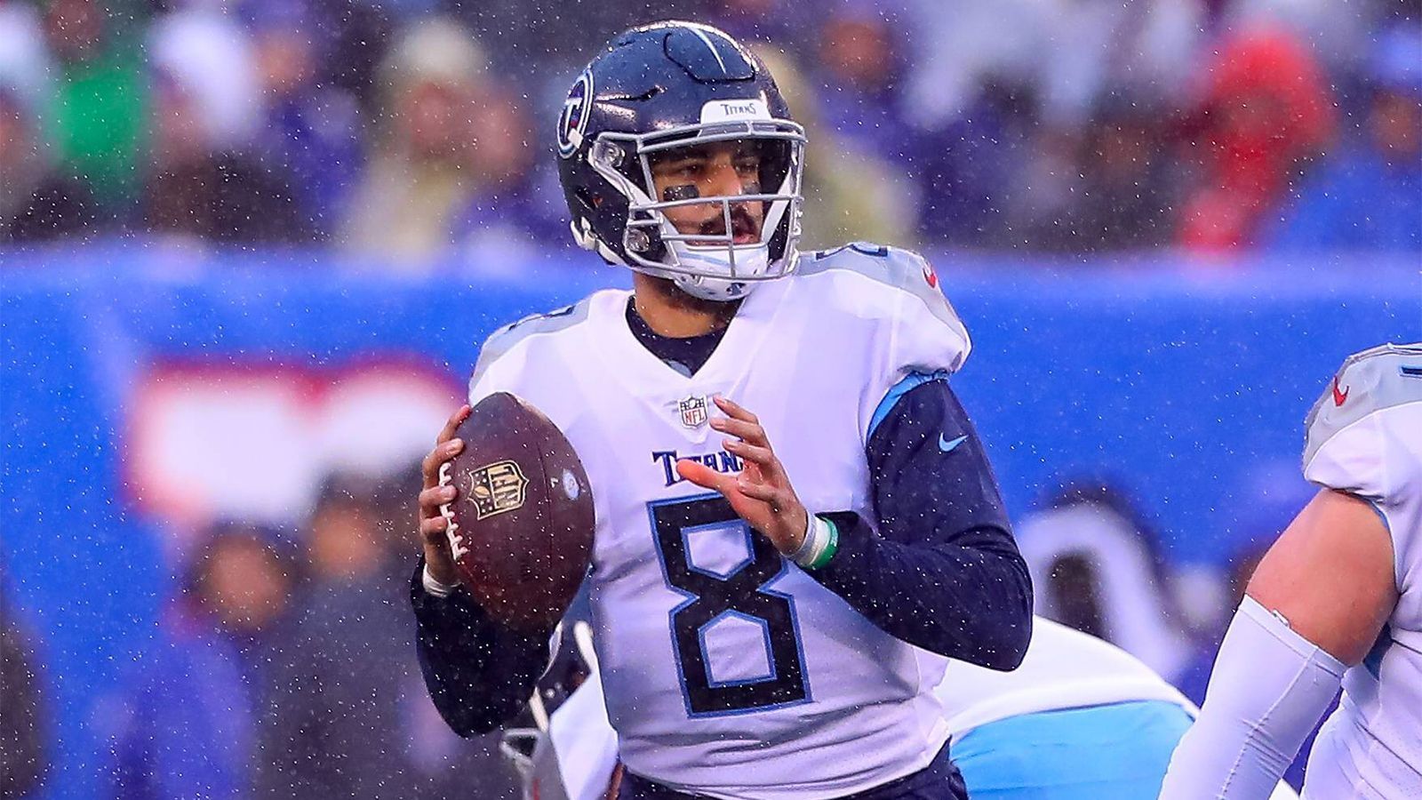 
                <strong>Marcus Mariota (Tennessee Titans)</strong><br>
                Für Marcus Mariota gilt Ähnliches wie für Winston bei den "Bucs". Der Quarterback der Tennessee Titans geht in sein letztes Vertragsjahr. Neben seiner Leistungsfähigkeit wird besonders seine Gesundheit betrachtet werden. Mariota verpasste bisher in jeder seiner Spielzeiten in der Liga ein oder mehrere Partien. Die Franchise erhofft sich vom 25-Jährigen eine Leistungssteigerung, speziell in der Wurfauswahl und Entscheidungsfindung soll der Playmaker einen großen Schritt machen. Um ihm diese Aufgaben zu erleichtern, verpflichtete die Franchise mit den Wide Receivern Adam Humphries (Free Agency) und Rookie A.J. Brown (Draft) zusätzliche Waffen für das Receiving Corps der Titans. Doch die Franchise hat einen Backup-Plan: Um den Konkurrenzkampf zu erhöhen, wurde Altmeister Ryan Tannehill von den Miami Dolphins verpflichtet.
              