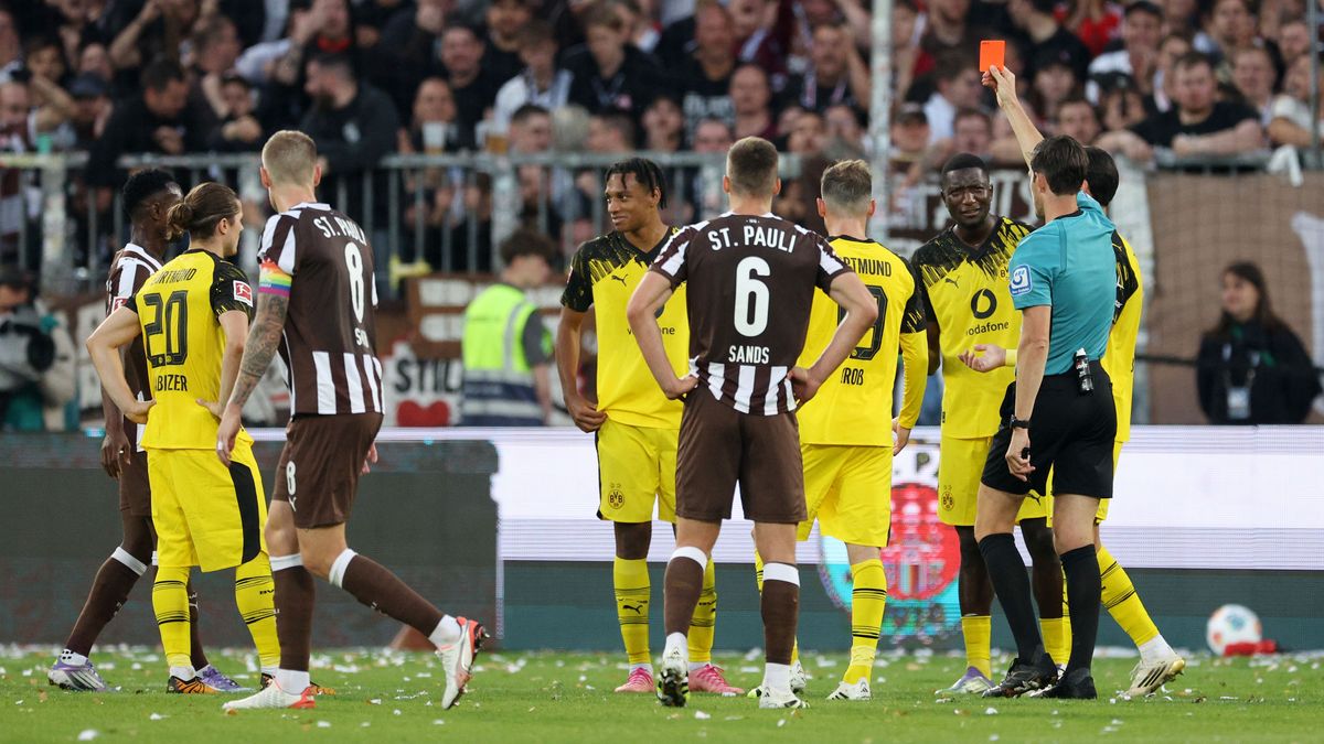 FC St. Pauli v Borussia Dortmund - Bundesliga