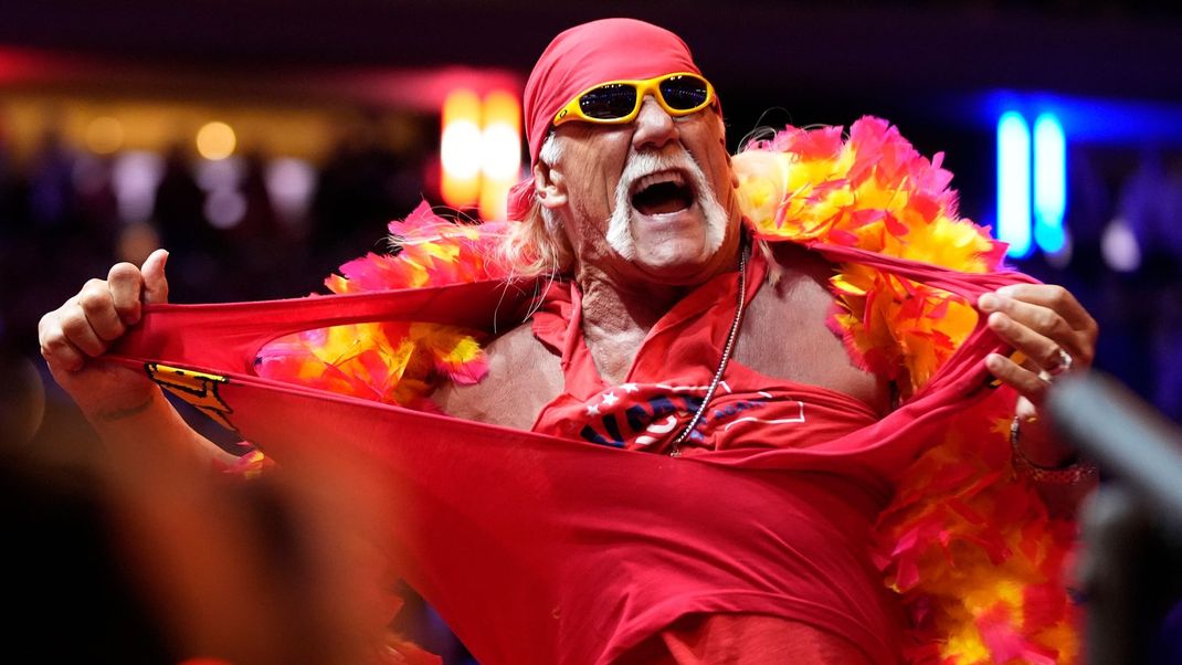 Hulk Hogan zerreißt sein Hemd, bevor der republikanische Präsidentschaftskandidat und ehemalige Präsident Donald Trump bei einer Wahlkampfveranstaltung im Madison Square Garden am 27. Oktober 2024 in New York spricht.