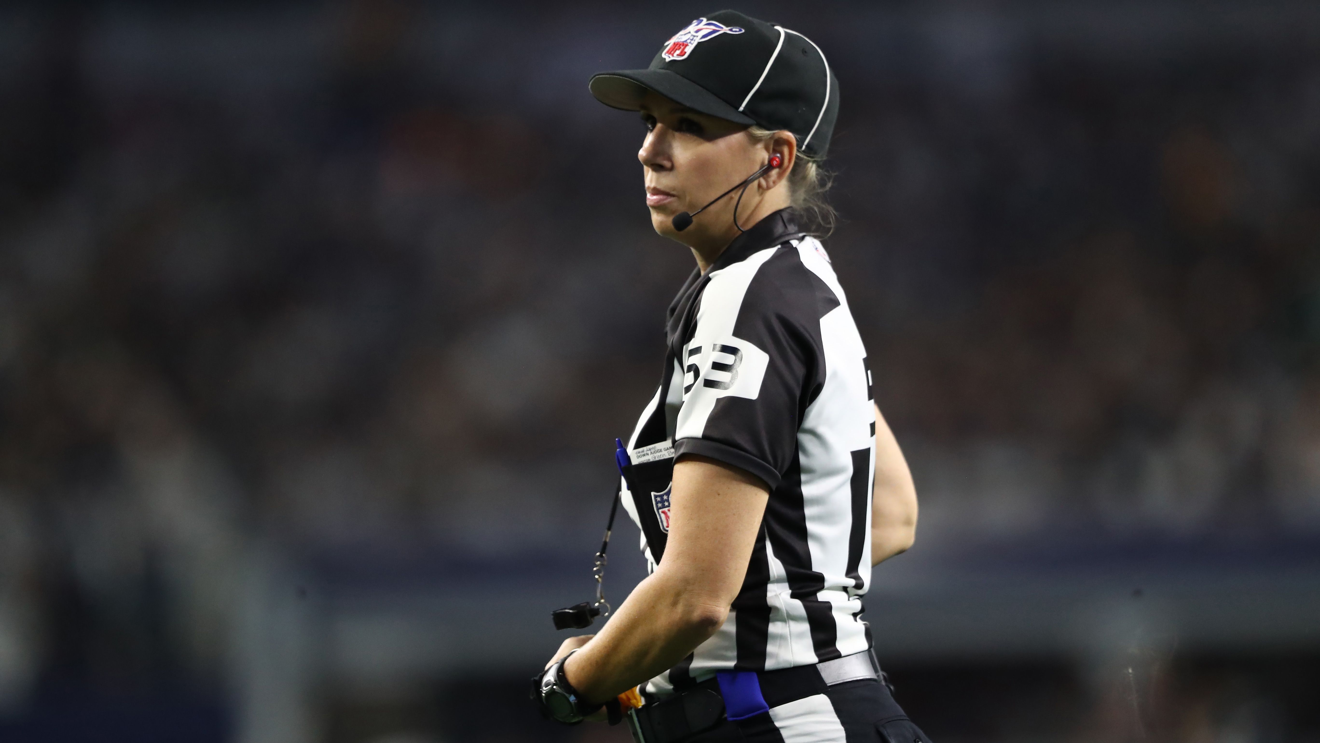 
                <strong>Sarah Thomas wird die erste weibliche Schiedsrichterin in einem Super Bowl</strong><br>
                Premiere bei den Schiedsrichtern: In Sarah Thomas wird erstmals in der NFL-Geschichte ein weiblicher Referee am Super Bowl teilnehmen. Die 47-Jährige wird als "Down Judge" eingesetzt und steht auf Höhe der Line of Scrimmage. Es ist bereits ihre sechste Saison in der NFL. 
              
