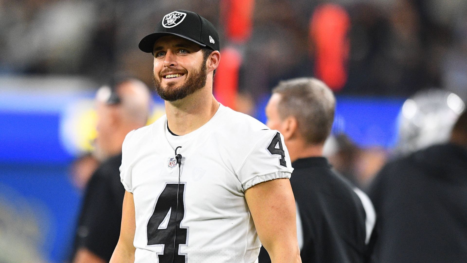 
                <strong>Derek Carr: 7.395 Passing Yards</strong><br>
                Sollte Derek Carr seine starke Leistung gegen die Baltimore Ravens durchziehen und in jedem Spiel 435 Passing Yards auflegen, stünde er am Ende bei 7.395 Passing Yards. Damit wäre er der erste Quarterback, der 7.395 Passing Yards auflegt und nicht in den Playoffs steht. 
              
