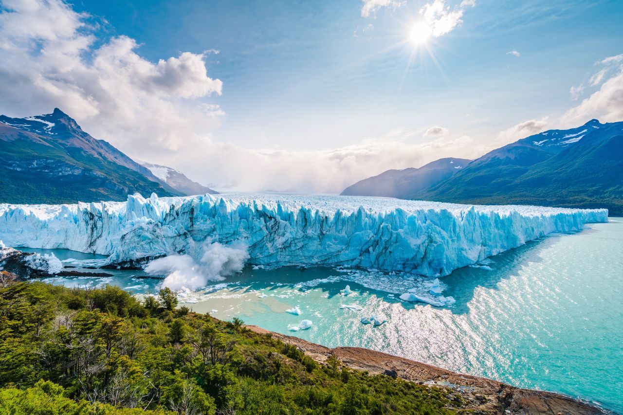 47 Gletscher, Seen, unberührte Natur: Der knapp 4.500 Quadratkilometer große Nationalpark Los Glaciares im Süden Argentiniens zählt zu den schönsten des Landes. 1981 wurde er von der UNESCO in die Welterbe-Liste aufgenommen. Als Highlight gilt der Perito-Moreno-Gletscher, dessen höchster Punkt sich auf 2.950 Metern befindet. Aus nächster Nähe kann man das Wunder aus ewigem Eis auf den Glacier Walkways bewundern, einem 4 Kilom
