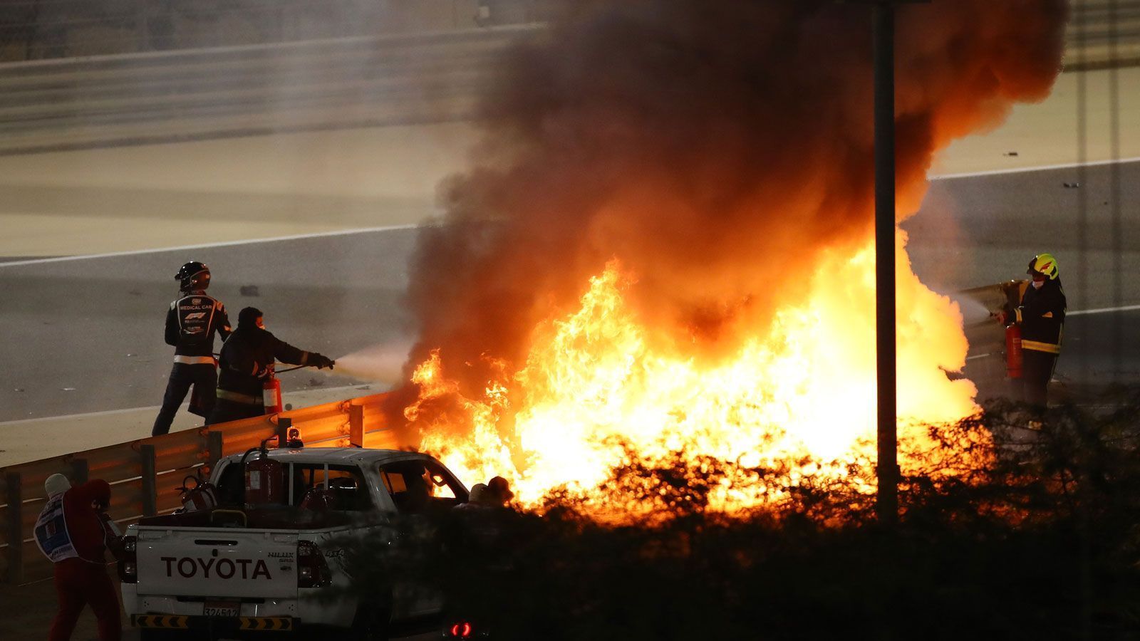 
                <strong>Der Horrorunfall von Romain Grosjean</strong><br>
                Es war der Schock-Moment des vergangenen Wochenendes: Beim Großen Preis von Bahrain krachte Haas-Pilot Romain Grosjean nach dem Start mit seinem Boliden in eine Leitplanke. Das Auto brach bei dem Aufprall in zwei Hälften, das Cockpit mitsamt Grosjean durchstieß die Streckenbegrenzung und verschwand in einem riesigen Feuerball. Rund 26 Sekunden war der Franzosen in den Flammen verschwunden, konnte sich aber letztlich mit Hilfe der Sicherheitskräfte in Sicherheit bringen. Grosjean hatte großes Glück im Unglück. Außer ein paar Verbrennungen und Zehenbrüchen trug der 34-Jährige keine großen Verletzungen davon.
              