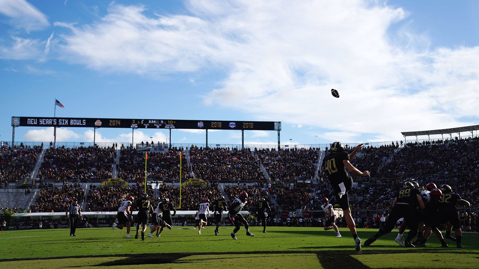 
                <strong>FBC Mortgage Stadium</strong><br>
                &#x2022; <strong>Ort:</strong> Orlando, Florida<br>&#x2022; <strong>Kapazität:</strong> 45.301<br>&#x2022; <strong>Sportarten:</strong> American Football<br>&#x2022; <strong>Heimspielstätte</strong> der UCF Knights (College-Football)<br>&#x2022; <strong>andere Veranstaltungen:</strong> Konzerte<br>
              