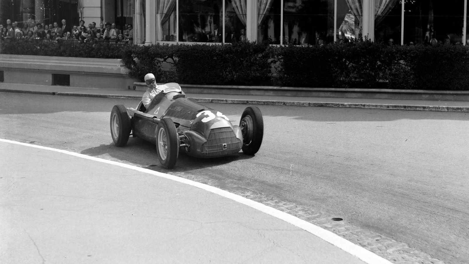 
                <strong>5. Alfa Romeo 158 (Saison 1950), Siegquote: 85,7%</strong><br>
                6 Siege in 7 Rennen, 6 Pole Positions |Fahrer: Giuseppe Farina, Juan Manuel Fangio, Luigi Fagioli, Reg Parnell, Consalvo Sanesi, Piero Taruffi, Johnny Mauro
              