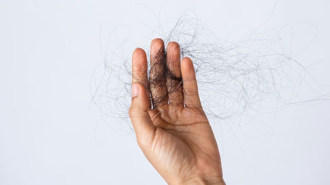 Haarausfall im Herbst? Was jetzt?! Hier findet ihr die besten Tipps und Tricks, die Haarausfall vorbeugen können.