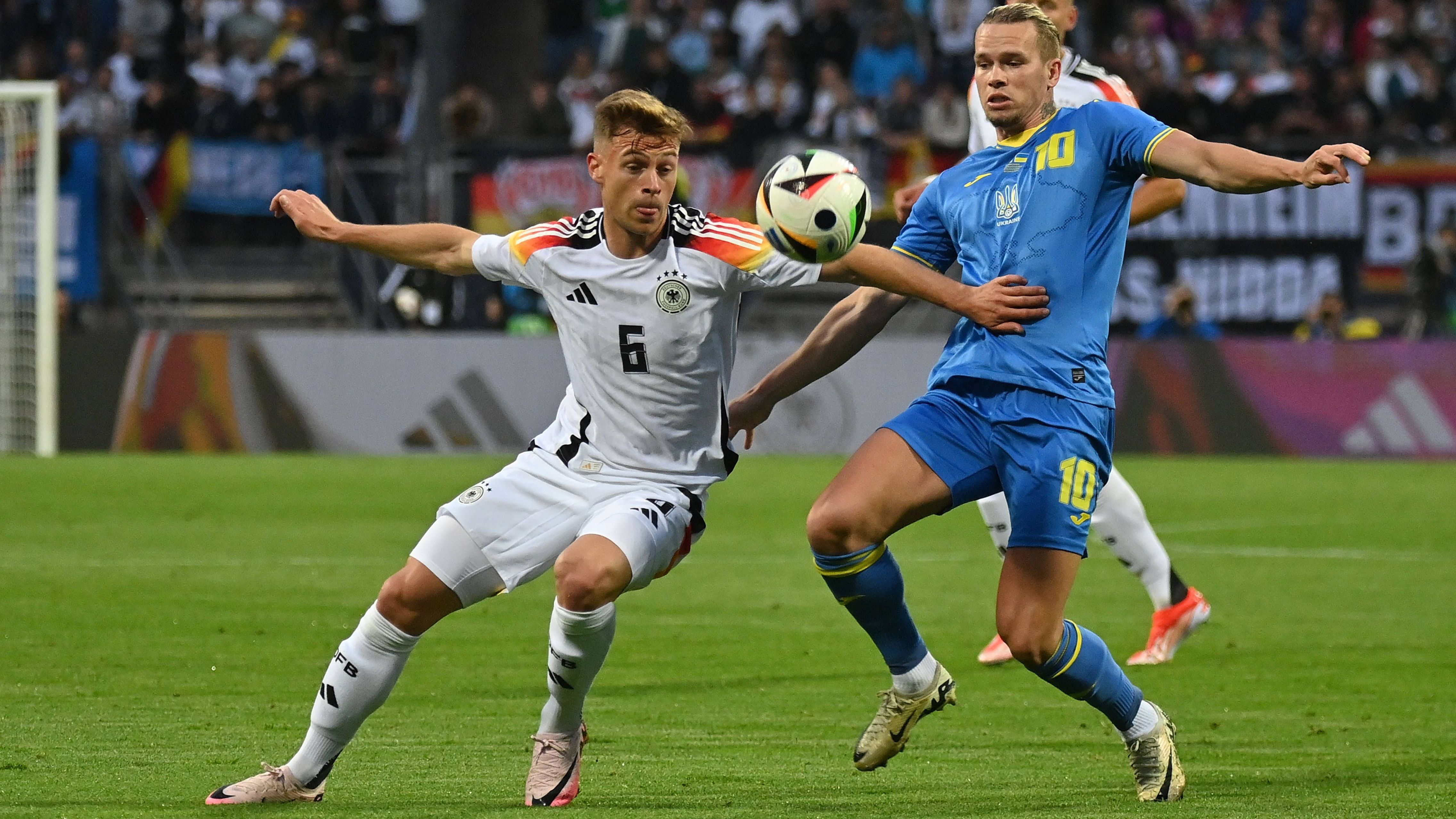 <strong>Joshua Kimmich</strong><br>Wenn die Ukrainer ihre Konter fahren, dann in großer Regelmäßigkeit über die Seite des Bayern-Stars. Auch in der Vorwärtsbewegung nicht so omnipräsent wie gewohnt. Hat schon bessere Länderspiele gemacht. <strong><em>ran</em>-Note:</strong> <strong>4</strong>