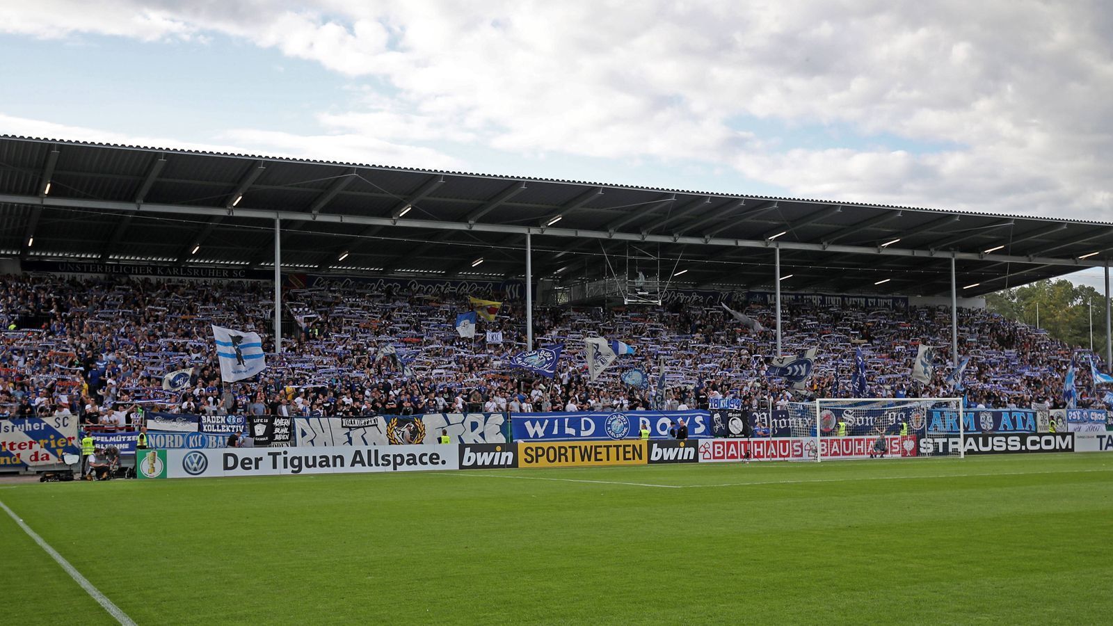 
                <strong>Fan-Freundschaft mit "Nachbar" Karlsruhe</strong><br>
                Mit dem Karlsruher SC verbindet die Elsässer eine Fan-Freundschaft, da für viele Anhänger beider Lager der jeweils andere Verein eine zweite Fußballadresse ist. Durch die nahegelegene Grenze sind die beiden Städte am Rhein nur rund eine Autostunde voneinander entfernt. "Wer einmal gegen Marseille oder PSG im Mainau war und erlebt hat, wie die Racing/KSC Fans gemeinsam und auf Deutsch den RC anfeuerten, der wird diese wirklich einzigartige Atmosphäre niemals vergessen", schildert ein KSC-Anhänger in einem Online-Forum die Atmosphäre zwischen den beiden Fanlagern. Der heutige RC-Präsident Mark Keller spielte zwischen 1996 und 1998 auch für den KSC.
              