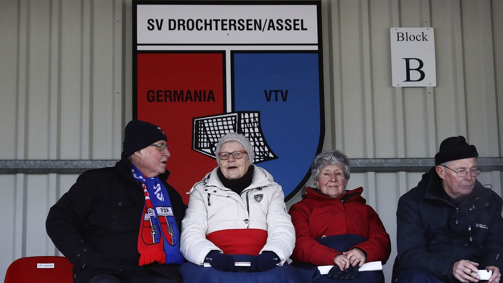 
                <strong>Die Kuriositäten der ersten Runde im DFB-Pokal</strong><br>
                Der DFB-Pokal hat nicht nur seine eigenen Gesetze. Er bietet mit seinen zahlreichen Underdogs und Dorfklubs auch einige kuriose Geschichten. So auch in der ersten Runde der Saison 2018/19. ran.de erzählt sie.
              