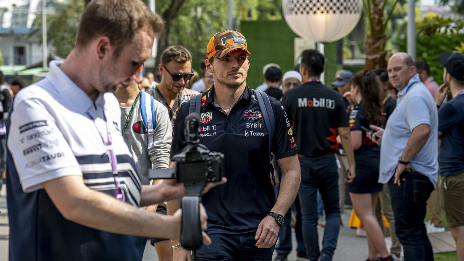 
                <strong>Was ist passiert? </strong><br>
                Im Fahrerlager von Singapur kursieren Gerüchte, dass zwei Teams 2021 die Budgetobergrenze überschritten haben sollen. Eines davon massiv – und dieses Team soll Red Bull Racing sein.
              