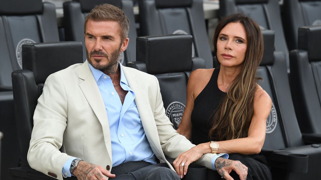 Victoria Beckham spricht offen darüber, wie sehr die Fremdgeh-Gerüchte um ihren Ehemann ihr damals zusetzten.