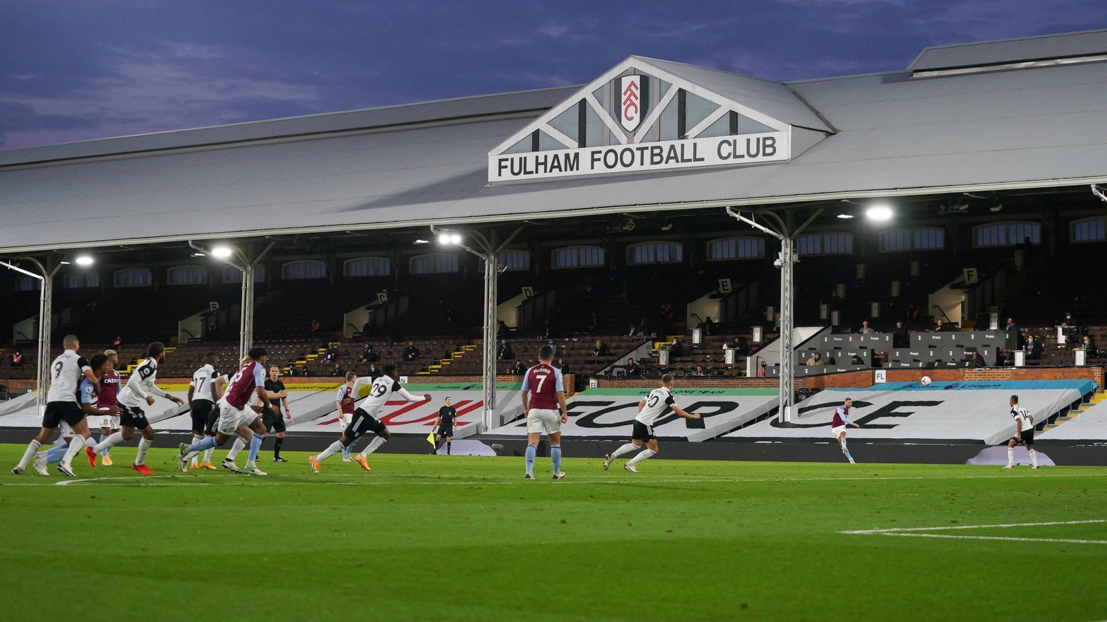 
                <strong>Craven Cottage (London)</strong><br>
                Klein, fein, uralt, aber extrem charmant. So könnte man das Craven Cottage in London umschreiben. Das Stadion von Premier-League-Rückkehrer FC Fulham wurde 1896 als erstes Londoner Fußballstadion eröffnet und ist bis heute nicht wesentlich vergrößert worden. So hatten im Stadion bis zuletzt nur 19.000 Fans Platz, Teile der Stadionanlage sind tatsächlich noch im Originalzustand und zwar aus Holz. Durch eine Modernisierung des sogenannten Riverside Stands soll die Stadionkapazität aber perspektivisch auf ungefähr 25.000 Zuschauer angehoben werden. 
              