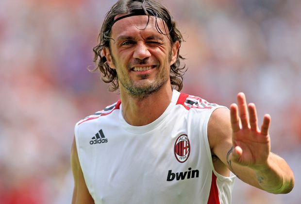 
                <strong>Paolo Maldini (AC Mailand)</strong><br>
                Er steht wie kein Anderer für die erfolgreichen Jahre beim italienischen Spitzenklub AC Mailand. Paolo Maldini trug nie das Trikot eines anderen Vereins und beendete 2009, nach 845 Spielen für die "Rossoneri", seine Karriere.
              